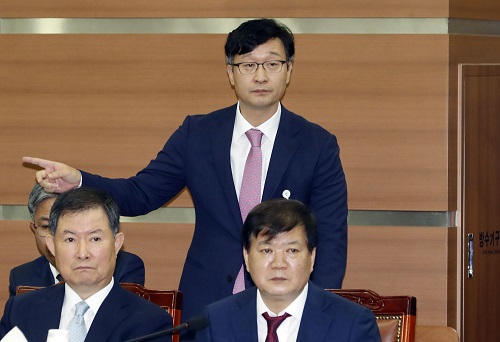 ▲ 지난해10월, 국회 법제사법위원회의서울중앙지검 등에 대한 국정감사에서 조국 전 법무부 장관 의혹 관련 수사의 실무 책임자인 송경호 서울중앙지검 3차장이 더불어민주당 김종민 의원 질의에 답변하고 있는 모습. <사진제공=뉴시스>