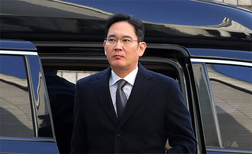 ▲ 이재용 삼성전자 부회장이 17일 오후 서울 서초구 서울고등법원에서 열리는 국정농단 사건 파기환송심 공판에 출석하고 있다. <사진제공=뉴시스>