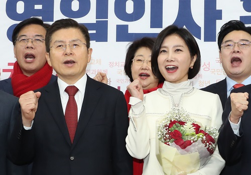 ▲ 자유한국당 황교안 대표 심재철 원내대표 및 참석 의원들이 지난 23일 오전 서울 여의도 국회 자유한국당 회의실에서 열린 2020 영입인사 환영식에 참석해 '7호 영입인사'로 '이미지 전략가 허은아 ㈜예라고 대표와 기념촬영을 하고 있는 모습. <사진제공=뉴시스>