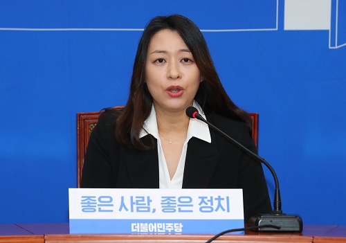 ▲ 민주당 영입인재 12호, 어린이 생명안전법안 개정을 정치권에 호소해온 태호 군의 어머니 이소현 씨가 지난 23일 서울 여의도 국회에서 열린 더불어민주당 인재영입 발표회에 참석해 인사말을 하고 있는 모습. <사진제공=뉴시스>