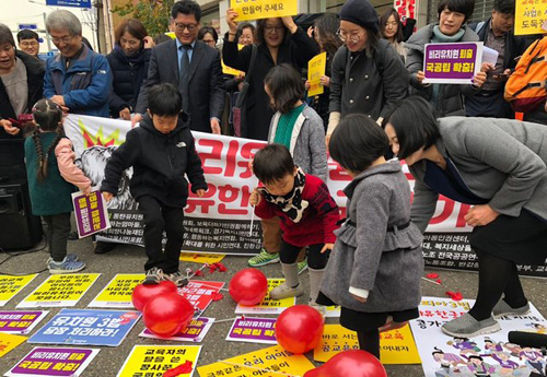 ▲ 정치하는엄마들, 동탄유치원사태비상대책위원회, 참여연대 등이 지난해 11월17일 오전 서울 영등포구 자유한국당 당사 앞에서 '비리유치원 비호세력 자유한국당 규탄 긴급 기자회견'을 연 뒤 풍선 터트리기 퍼포먼스를 벌이고 있다. <사진제공=뉴시스>