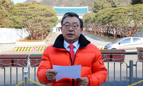 ▲ 무소속 이정현 의원이 4일 오전 서울 종로구 경복궁 신무문 앞에서 제21대 국회의원선거 종로구 출마를 선언하고 있다.<사진제공=뉴시스>