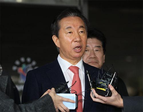 ▲ KT에 딸 채용을 청탁(뇌물수수)한 혐의로 불구속 기소된 김성태 자유한국당 의원이 지난 1월17일 오전 1심 선고 공판에서 무죄를 선고받은 뒤 서울 신정동 서울남부지방법원을 나서며 기자들의 질문에 답하고 있다. <사진제공=뉴시스>