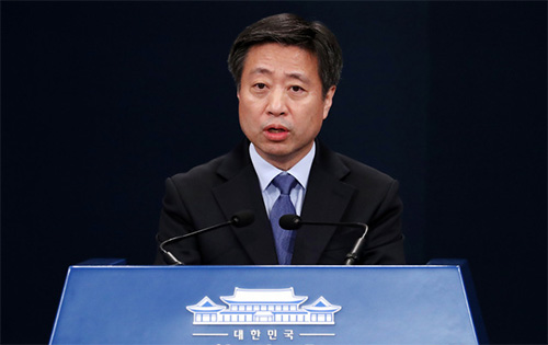 ▲ 윤도한 소통수석이 6일 오후 청와대 브리핑 룸에서 대변인과 춘추관장의 임명 예정 브리핑을 하고 있다. <사진제공=뉴시스>