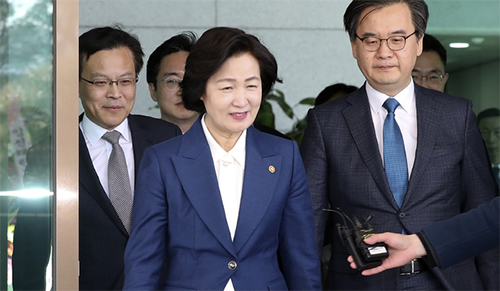 ▲ 추미애 법무부 장관이 6일 오전 서울 서초구 대검찰청 방문을 마친 뒤 취재진의 질문을 듣고 있다. <사진제공=뉴시스>