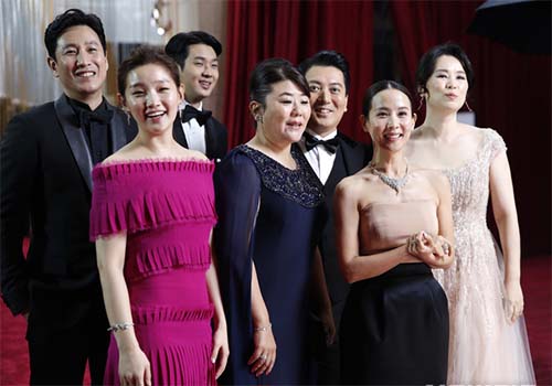 ▲ 영화 '기생충'의 출연진이 9일(현지시간) 열리는 제92회 아카데미 시상식에 참석하기 위해 미국 캘리포니아주 로스앤젤레스의 돌비극장 앞 레드카펫 위에 서있다. <사진제공=뉴시스>