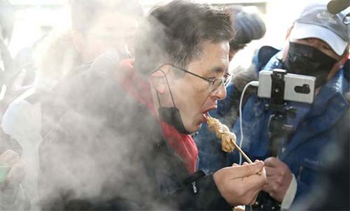 ▲ 21대 총선에서 종로 지역구 출마선언을 한 황교안 자유한국당 대표가 9일 오후 서울 종로구의 한 분식집을 찾아 어묵을 먹고 있다. <사진=자유한국당 제공, 뉴시스>