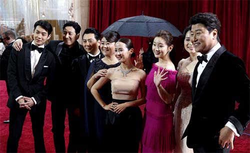 ▲ 영화 '기생충'의 출연진이 9일(현지시간) 열리는 제92회 아카데미 시상식에 참석하기 위해 미국 캘리포니아주 로스앤젤레스의 돌비극장 앞 레드카펫 위에 서있다. <사진제공=뉴시스>