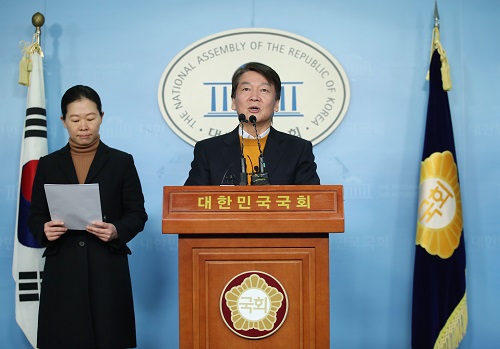 ▲ 안철수 국민당 창당준비위원장이 11일 서울 여의도 국회 정론관에서 '사법정의 혁신 방안' 발표 기자회견을 하고 있다. 왼쪽은 권은희 바른미래당 의원. <사진제공=뉴시스>