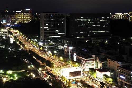 ▲ 지난해 10월 5일 오후 서울 서초구 서울중앙지검 앞에서 열린 '제8차 사법적폐 청산을 위한 검찰개혁 촛불문화제' 참가자들이 촛불을 들고 구호를 외치고 있는 모습. <사진제공=뉴시스>