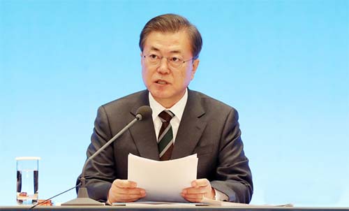 ▲ 문재인 대통령이 11일 오후 청와대 영빈관에서 열린 고용노동부, 환경부, 농림축산식품부 부처 업무보고에 참석해 발언하고 있다. <사진제공=뉴시스>