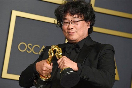 ▲ 봉준호 감독이 9일(현지시간) 미국 캘리포니아주 로스앤젤레스의 돌비 극장에서 열린 제92회 아카데미 시상식에서 영화 '기생충'으로 받은 감독상, 국제영화상을 들고 포즈를 취하고 있는 모습. <사진제공=뉴시스>