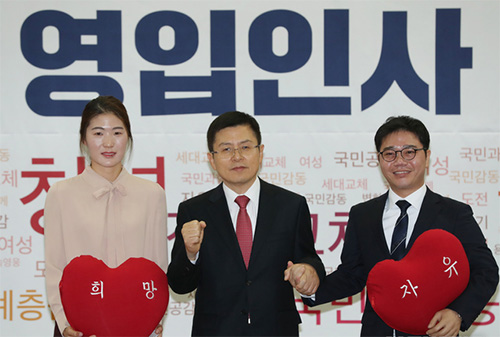 ▲ 탈북민 출신 인권운동가 지성호(오른쪽) 씨와 '체육계 미투1호' 김은희 고양테니스아카데미 코치가 지난달 8일 서울 여의도 국회 의원회관에서 열린 2020 자유한국당 영입인사 환영식에서 황교안 대표와 함께 기념촬영하고 있다. <사진제공=뉴시스>