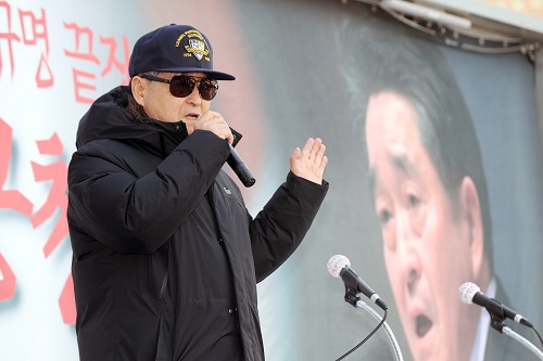 ▲ 지난해 2월 25일, 극우단체 구국동지회 주최로 열린 '5·18 북괴군 개입의 진상규명 끝장토론 대국민 공청회'에 참석해 발언을 하고 있는 지만원 씨. <사진제공=뉴시스>