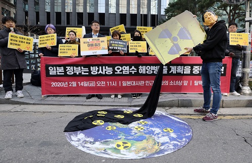 ▲ 탈핵시민행동 회원들이 14일 오전 서울 종로구 평화의 소녀상 앞에서 방사능 오염수 방류하는 일본 정부를 규탄하는 퍼포먼스를 하고 있다. <사진제공=뉴시스>