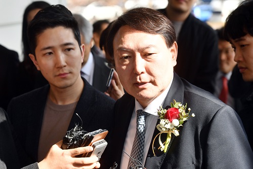 ▲ 윤석열 검찰총장이 일선 검사들과 간담회를 갖기 위해 지난 13일 오후 부산 연제구 부산고검·지검을 방문, 소감을 밝히고 있는 모습. <사진제공=뉴시스>