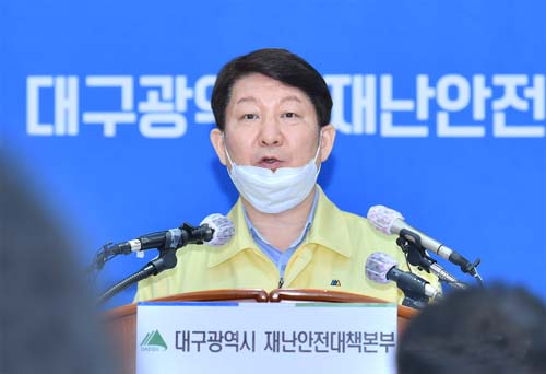 ▲ 권영진 대구시장이 지난 2월27일 오전 대구시청 2층 상황실에서 코로나19 대응 정례브리핑에서 발언하고 있다.<사진=대구시 제공, 뉴시스>
