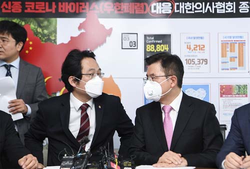 ▲ 황교안 미래통합당 대표가 3일 오전 신종 코로나바이러스 감염증(코로나19) 대책 특별위원회 회의가 열린 서울 용산구 대한의사협회에서 최대집 의협 회장과 대화하고 있다.<사진제공=뉴시스>