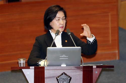 ▲ 추미애 법무부 장관이 4일 서울 여의도 국회에서 열린 제376회국회(임시회) 제6차 본회의 '교육, 사회, 문회 분야 대정부질문'에 참석해 답변하고 있다. <사진제공=뉴시스>