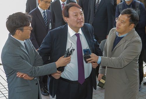 ▲ 지난달 20일, 광주고검.광주지검 출입문 쪽에서 취재진의 질문에 답변하고 있는 윤석열 검찰총장 모습. <사진제공=뉴시스>