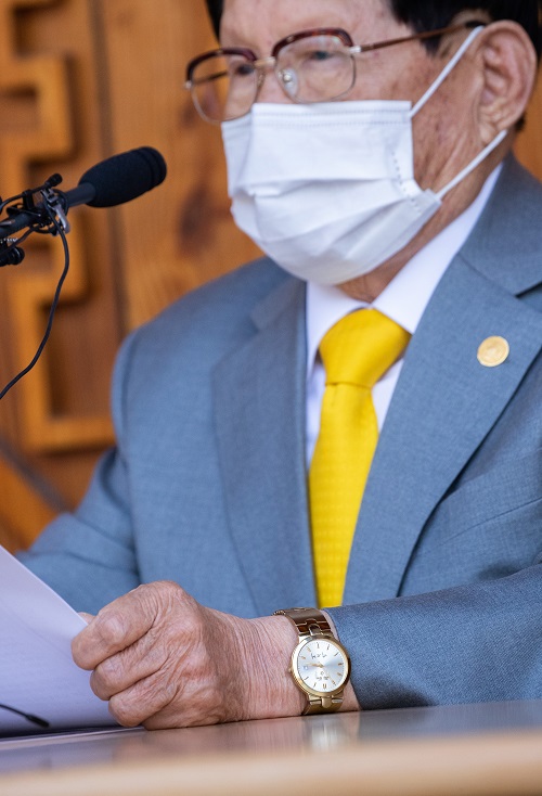 ▲ 이만희 신천지예수교 증거장막성전 총회장이 2일 오후 경기 가평 신천지 평화의 궁전에서 열린 코로나바이러스 감염증(코로나19) 사태 관련 기자회견을 하던 중 박근혜 전 대통령 시계를 착용하고 있는 모습이다. <사진제공=뉴시스>