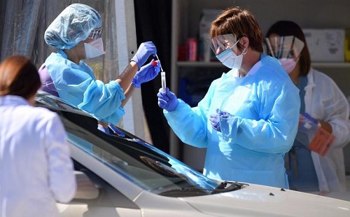 ▲ Medical workers test a patient for the novel coronavirus, COVID-19, at a drive-thru testing facility in San Francisco, California on March 12, 2020. Josh Edelson—AFP via Getty Images 의료진이 2020년 3월 12일 캘리포니아의 샌프란시스코에 있는 드라이브스루 테스트 시설에서 한 환자에게 신종 코로나바이러스 (COVID-19) 테스트를 하고 있다.