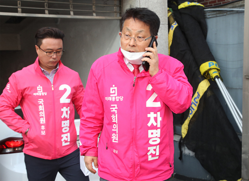 ▲ 막말 논란의 경기 부천시병 차명진 후보가 10일 오전 서울 영등포 미래통합당 당사에서 열리는 윤리위원회에 참석하기위해 차에서 내려 전화통화를 하며 들어서고 있다. <사진제공=뉴시스>