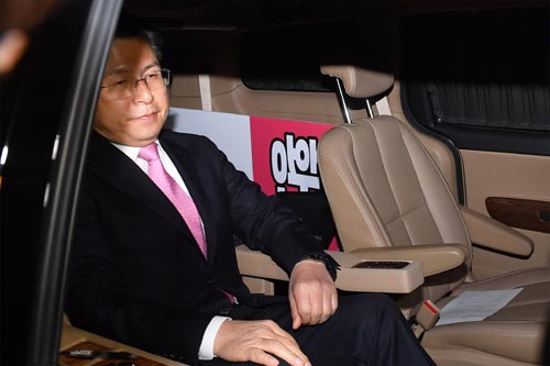 ▲ 황교안 미래통합당 대표가 15일 오후 서울 여의도 국회도서관 선거상황실에서 총선 결과 관련 입장을 밝힌 후 상황실을 나서 차량에 탑승하고 있다.<사진제공=뉴시스>