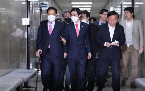 ▲ 심재철 미래통합당 대표 권한대행을 비롯한 당 지도부가 17일 오전 서울 여의도 국회에서 열린 중앙선거대책위원회 해단식에 참석하고 있다. <사진제공=뉴시스>