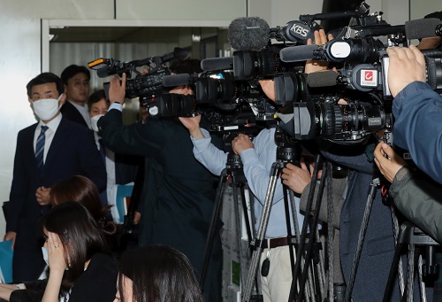 ▲ 허욱 방송통신위원회 상임위원이 20일 경기 과천청사 방송통신위원회 기자실에서 열린 종합편성채널 TV조선, 채널A에 대한 재승인 심사 전체회의 결과 브리핑에 참석하고 있는 모습. 이날 방통위는 TV조선, 채널A에 대한 재승인을 조건부 의결했다. 오른쪽은 TV조선의 영상카메라. <사진제공=뉴시스>