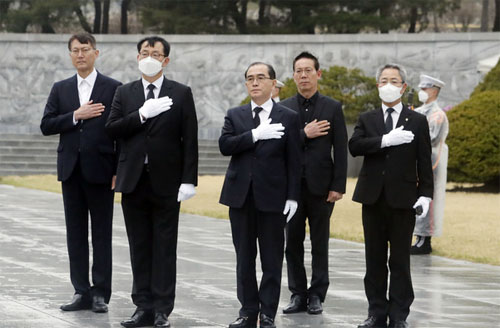 ▲ 태구민(태영호) 미래통합당 강남구갑 당선인이 17일 오전 서울 동작구 국립서울현충원을 찾아 참배한 후 국기에 대한 경례를 하고 있다.<사진제공=뉴시스>