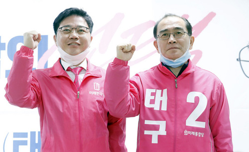 ▲ 미래한국당 비례대표 지성호(왼쪽) 당선인과 서울 강남구갑 미래통합당 태영호 당선인이 지난달 10일 포즈를 취하고 있는 모습. <사진제공=뉴시스>