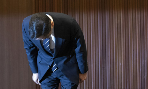 ▲ 이재용 삼성전자 부회장이 6일 오후 서울 서초동 삼성사옥에서 경영권 승계 및 노동조합 문제 등과 관련해 대국민 사과를 마친 후 고개숙여 인사를 하고 있다. <사진제공=뉴시스>