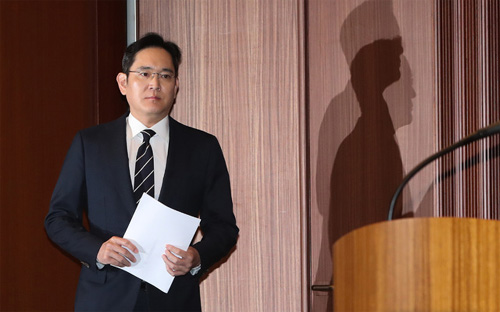 ▲ 이재용 삼성전자 부회장이 6일 오후 서울 서초동 삼성사옥에서 경영권 승계 및 노동조합 문제 등과 관련해 대국민 사과를 하기 위해 회견장으로 입장 하고 있다.<사진제공=뉴시스>