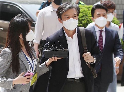 ▲ 조국 전 법무부 장관이 8일 오후 '입시 비리 및 사모펀드, 감찰 무마 혐의' 1차 오후 공판에 출석하기 위해 서울 서초구 서울중앙지방법원에 들어서고 있는 모습. <사진제공=뉴시스>