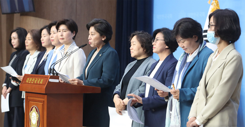 ▲ 더불어민주당 백혜련·남인순·인재근 의원과 당선인 및 이수진 당선자 등 더불어시민당 당선인 등 여성의원 및 당선인들이 12일 오전 서울 여의도 국회 소통관에서 제21대 국회의장단 여성 포함 촉구 기자회견을 하고 있다.<사진제공=뉴시스>