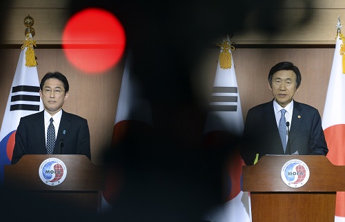 ▲ 2015년 12월28일 당시 윤병세 외교부 장관이 일본의 기시다 후미오(왼쪽) 외무상과 서울 종로구 외교부 청사에서 ‘일본군 위안부 문제 해결을 위한 한일 외교장관 회담’ 공동기자회견을 하고 있는 모습. <사진제공=뉴시스>