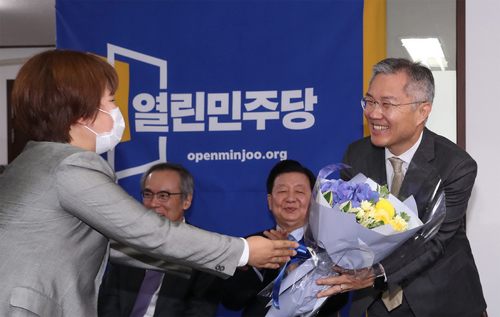 ▲ 최강욱 열린민주당 신임 대표가 12일 서울 여의도 당사에서 당대표 인사를 마친 뒤 꽃다발을 받고 있다. <사진제공=뉴시스>