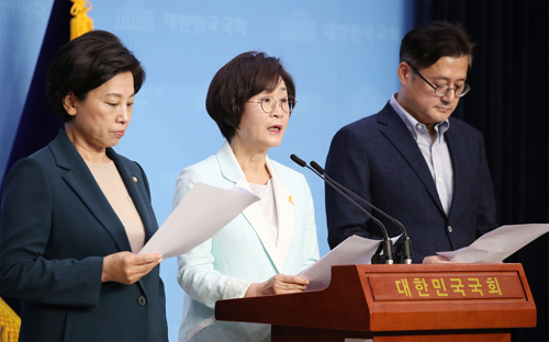 ▲ 김상희 더불어민주당 의원(가운데)이 14일 서울 여의도 국회 소통관에서 ‘일본군성노예제문제해결을위한정의기억연대’와 윤미향 당선인을 향한 공격이 부당한 공세라는 내용의 성명문을 발표하고 있다. 왼쪽부터 남인순, 김상희, 홍익표 의원. <사진제공=뉴시스>