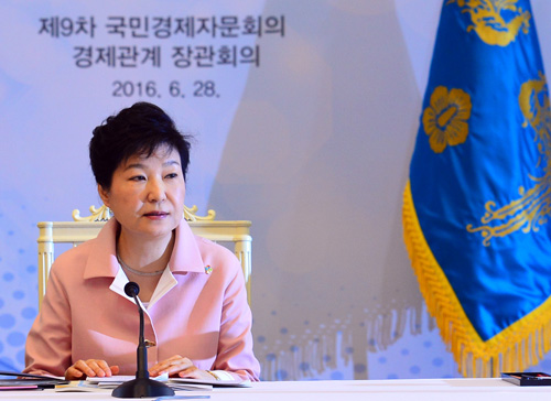 ▲ 2016년 6월 28일 당시 박근혜 대통령이 청와대에서 열린 제9차 국민경제자문회의 겸 경제관계장관회의 연석회의에 참석, 모두발언을 하고 있는 모습. <사진제공=뉴시스>
