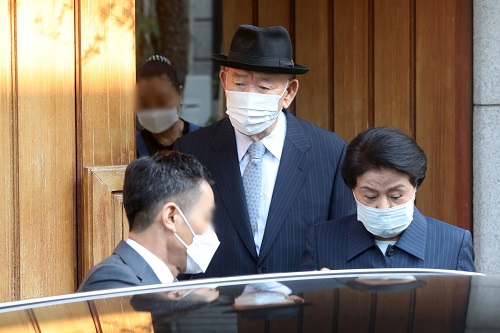 ▲ 전두환 씨와 부인 이순자 씨가 지난달 27일 오후 2시 광주지방법원에서 열리는 고 조비오 신부에 대한 사자명예훼손 혐의 관련 재판에 출석하기 위해 서울 서대문구 연희동 자택을 나서고 있다. <사진제공=뉴시스>