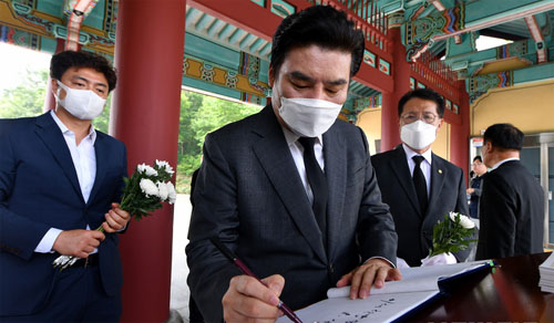 ▲ 5·18민주화운동 40주기인 18일 오전 광주 북구 운정동 국립5·18민주묘지 입구에서 미래한국당 원유철 대표가 방명록을 작성하고 있다. <사진제공=뉴시스>