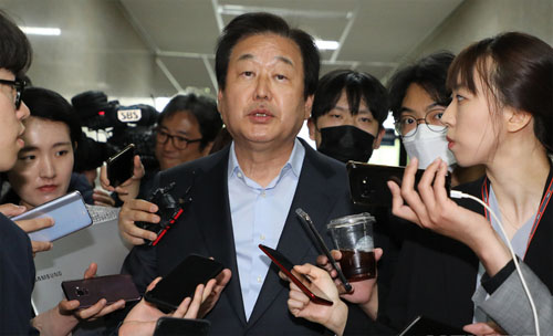 ▲ 김무성 미래통합당 의원이 14일 서울 여의도 국회 미래통합당 원내대표실에서 형제복지원 피해자 최승우씨 등과 함꼐 주호영 미래통합당 원내대표를 만난 후 나서며 기자들의 질문을 받고 있다. <사진제공=뉴시스>