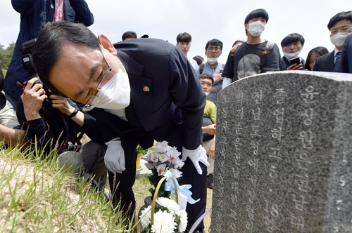 ▲ 5·18민주화운동 40주기인 18일 오전 광주 북구 운정동 국립5·18민주묘지에서 미래통합당 주호영 원내대표가 윤상원 열사의 비석을 살펴보고 있다.<사진제공=뉴시스>