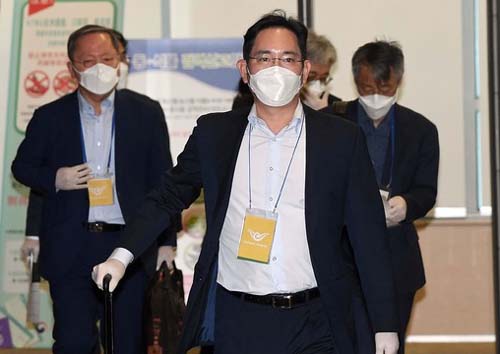 ▲ 신종 코로나바이러스 감염증(코로나19) 사태 이후 첫 중국 출장을 마친 이재용 삼성전자 부회장이 지난 5월19일 오후 서울 김포비즈니스항공센터(SGBAC)를 통해 귀국하고 있다. <사진제공=뉴시스>