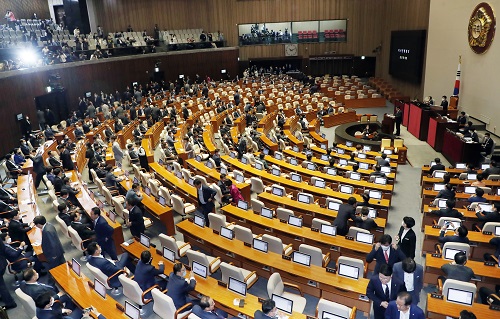 ▲ 미래통합당 의원들이 5일 서울 여의도 국회에서 열린 21대 국회 첫 본회의에서 개의 반대 의사를 밝힌 후 퇴장하고 있다. <사진제공=뉴시스>