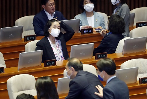 ▲ 윤미향 더불어민주당 의원이 5일 서울 여의도 국회에서 열린 21대 국회 첫 본회의에 참석해 있는 모습. <사진제공=뉴시스>