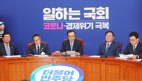 ▲ 이해찬 더불어민주당 대표가 3일 서울 여의도 국회에서 열린 더불어민주당 최고위원회의에 참석해 현안관련 발언을 하고 있는 모습. <사진제공=뉴시스>