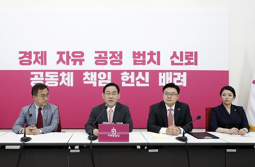 ▲ 주호영 미래통합당 원내대표가 2일 서울 여의도 국회 원내대표실에서 기자간담회 전 발언하고 있는 모습. <사진제공=뉴시스>