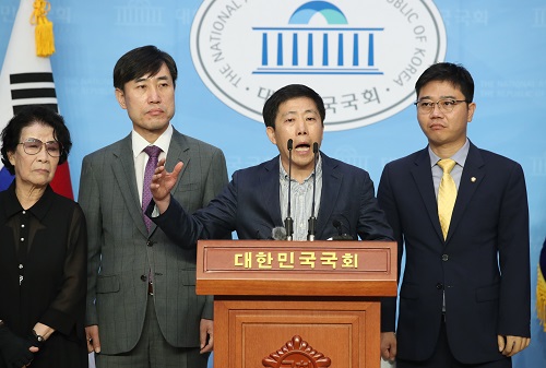 ▲ 미래통합당 하태경 의원, 지성호 의원, 박상학 자유북한운동연합 대표 등 참석자들이 지난 8일 오후 서울 여의도 국회 소통관에서 대북전단 및 북한인권 관련 입장 발표 기자회견을 하고 있는 모습. <사진제공=뉴시스>